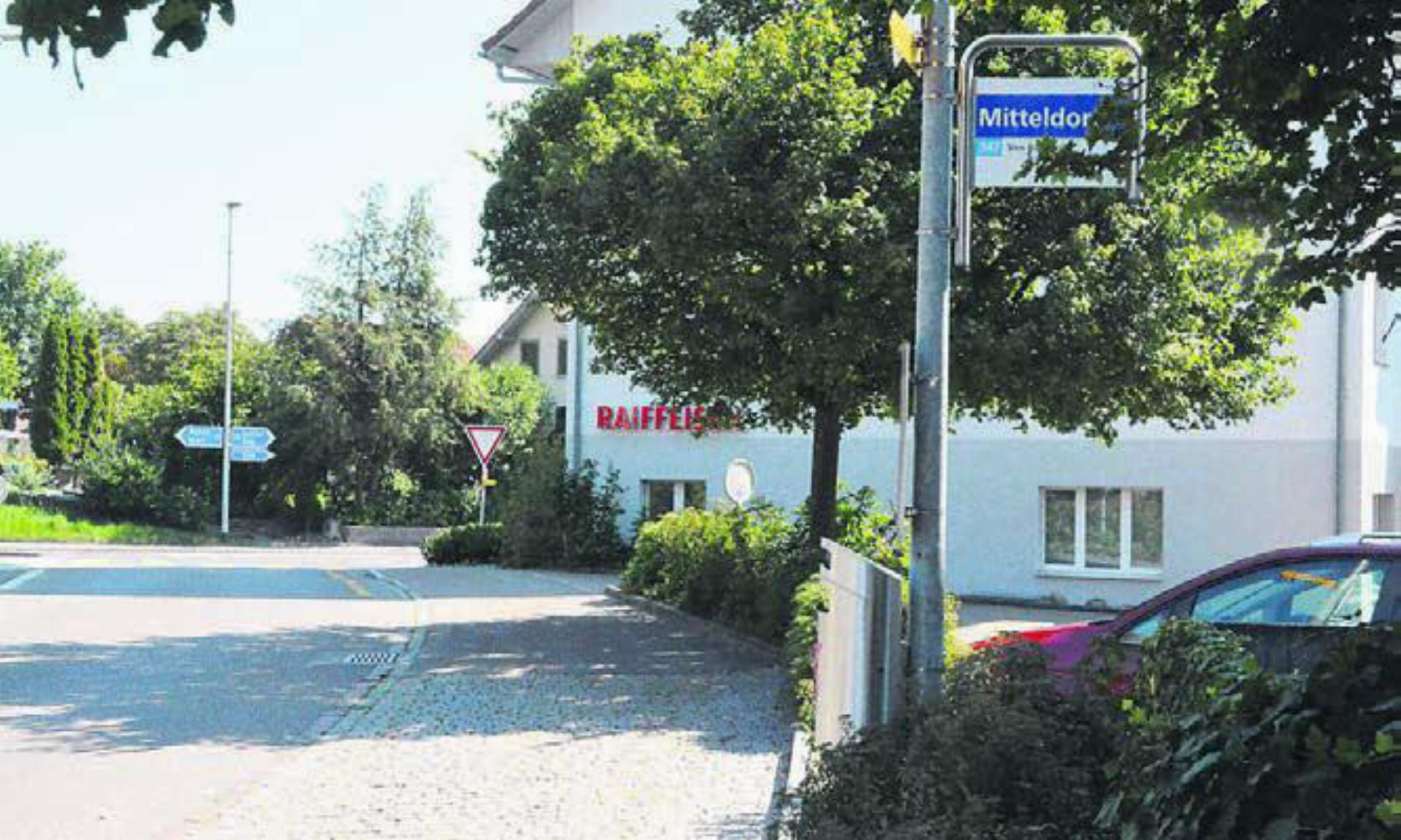 Zehn Wochen dauern die Umbauarbeiten an der Busstelle «Mitteldorf». Bild: cbl