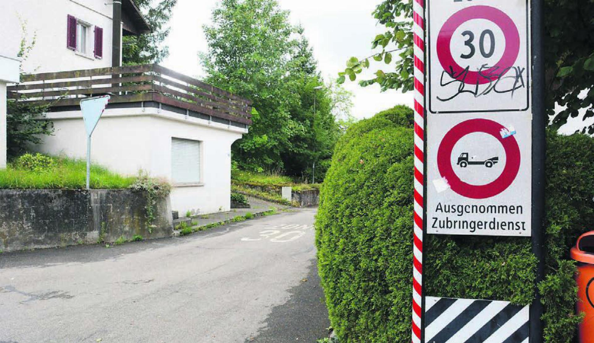 Die Friedhofstrasse ist eine von zwei Strassen im Dorf, auf denen heute schon Tempo 30 gilt. Noch in diesem Jahr sollen weitere dazukommen. Bild: Chregi Hansen