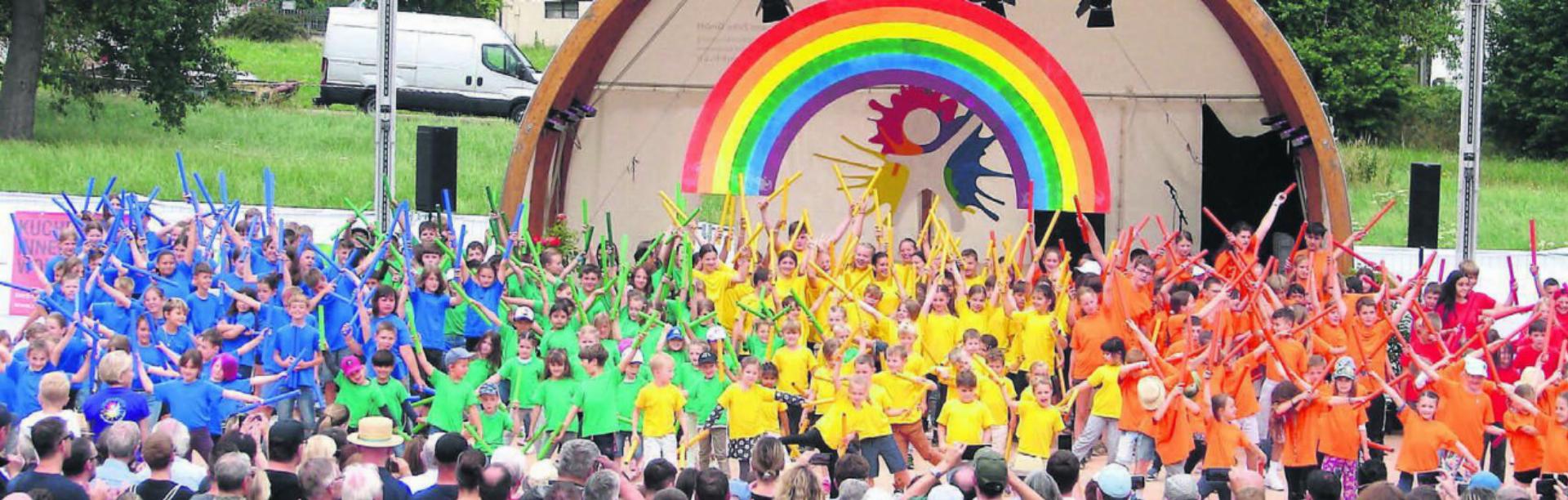 Zum Abschluss: Ein zum Leben erweckter Regenbogen verabschiedet sich vom Jugendfest in Hägglingen. Dass es zwischendrin regnete, störte nicht, denn ohne Regen gibt es keinen Regenbogen. Bilder: Britta Müller