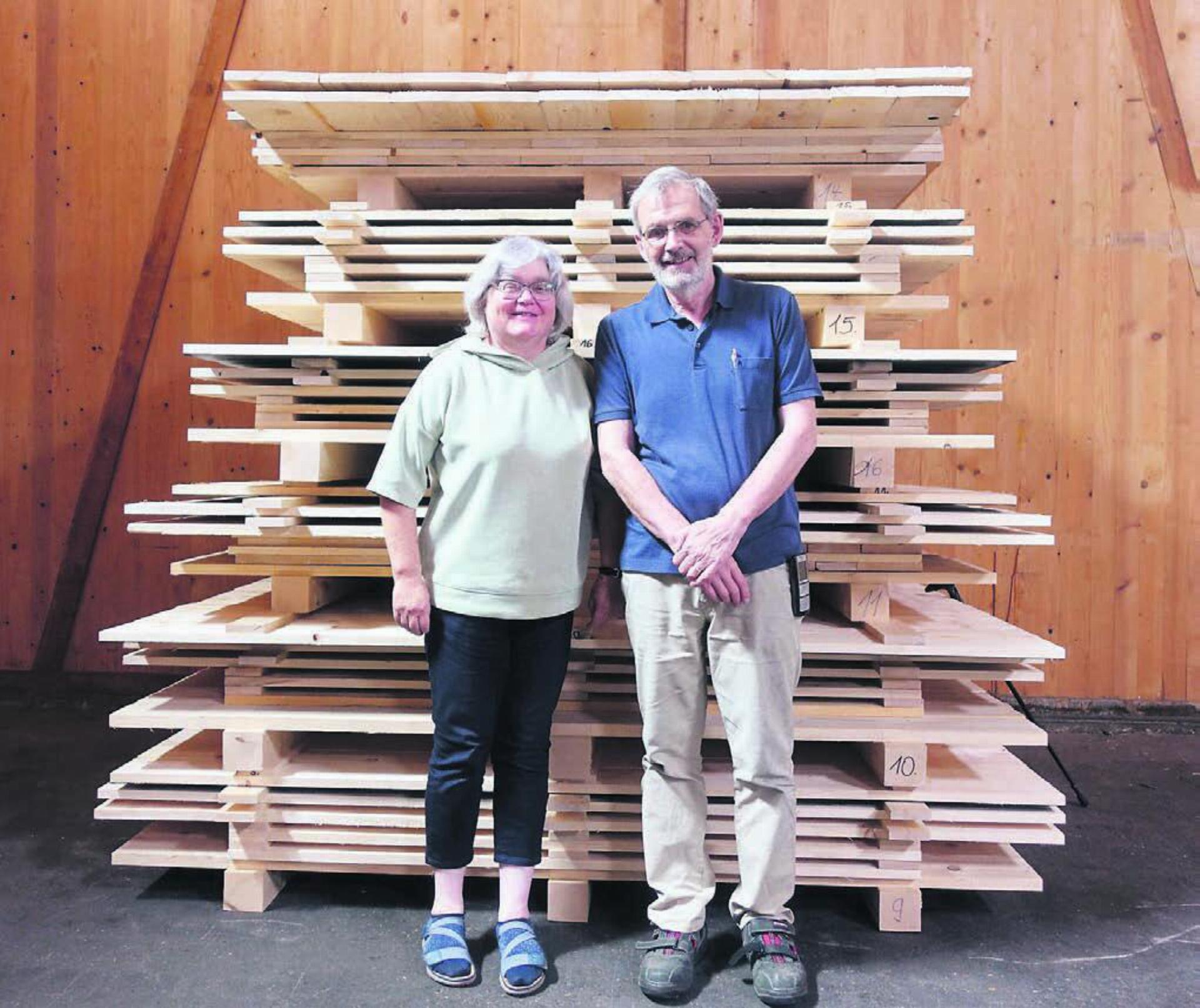 Peter Birrer und seine Frau Marlen Pratter führen seit nun fast schon 30 Jahren die Kistenfabrik AG in Merenschwand. Bilder: Susanne Schild
