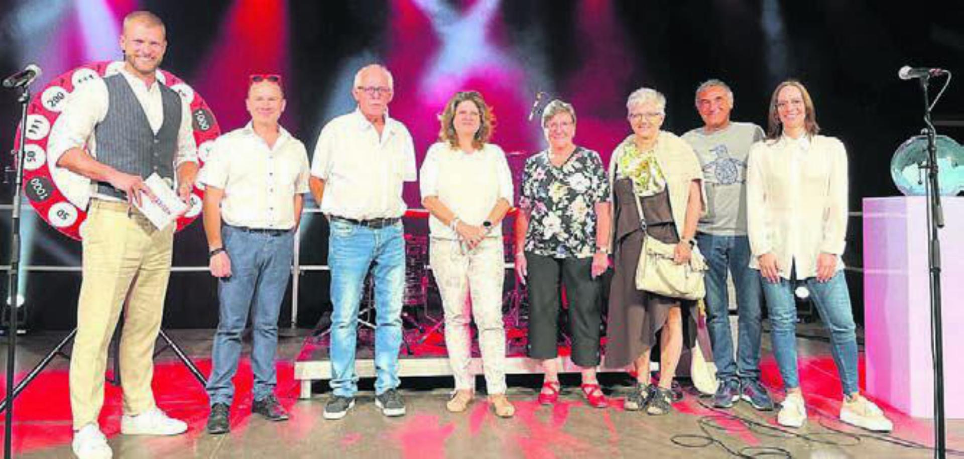 Die Glücksrad-Gewinner vom Freitagabend beim Gruppenbild. Bild: zg