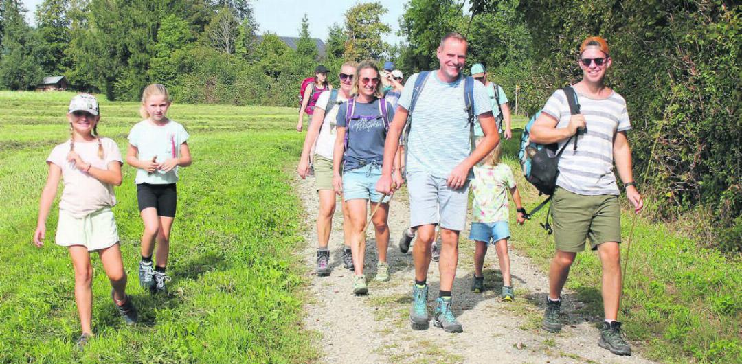 Zahlreich nahmen die Wanderfreunde aus der Region teil. Unter ihnen wanderte auch Gemeinderat Roman Fäh (rechts) aus Geltwil mit seiner Familie mit. Bild: gro