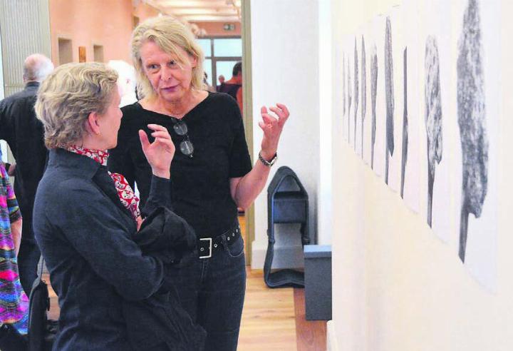 Der Stein in der Hand – er kann vieles bedeuten: Künstlerin Christiane Hamacher (rechts) diskutiert mit einer Besucherin. Bilder: Celeste Blanc