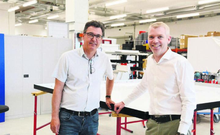 Verwaltungsratspräsident André Richner (links) und CEO Chris Mühlemann in einer der neuen Produktionshallen. In dieser hier werden beispielsweise grosse Leuchtkästen montiert. «Endlich haben wir genug Platz für alles», freuen sich die beiden. Bilder: Chregi Hansen