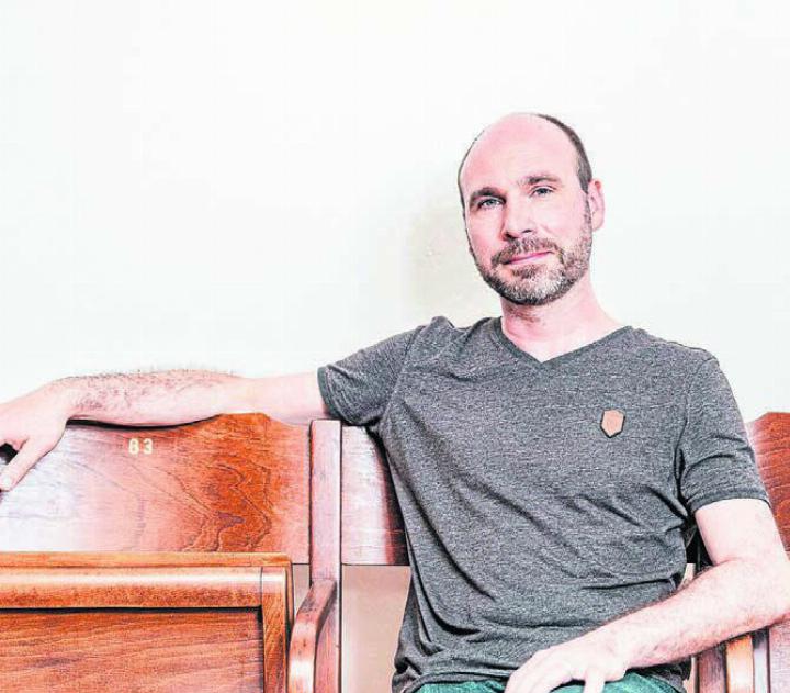 Jakob Pilgram leitet das Zusammenspiel des Vokalensembles larynx und des Capricornus Consort Basel. Bild: zg