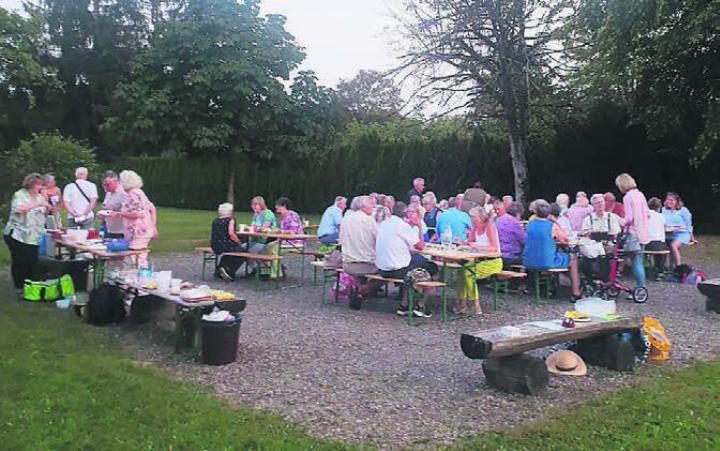 Rund 50 Teilnehmende genossen einen gemütlichen Abend bei Speis, Trank und vielen angeregten Gesprächen. Bild: zg