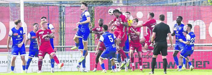 92. Minute. Der FC Wohlen erhält die Quittung. Nunes erzielt per Kopf mit der einzigen Murianer Torchance des ganzen Spiels das 1:1. Bilder: Alexander Wagner