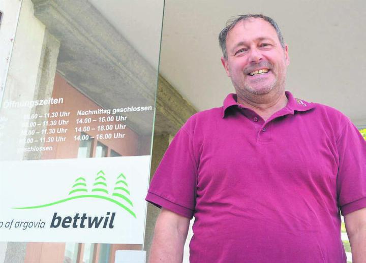 Peter Brütsch beim Eingang zur Gemeindeverwaltung. Durch diese Tür ging er in den letzten 13 Jahren sehr oft. Bild: Annemarie Keusch