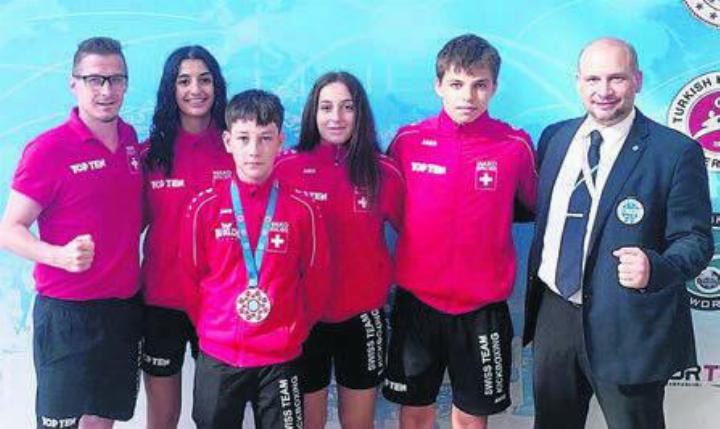 Kickboxing Wohlen an der Junioren-EM, von links: David Nichini, Sanem Oruclar, Silbergewinner Jan Enzl, Alessia Ciaco, Pascal Strebel, Antonio Cerundolo. Bild: zg