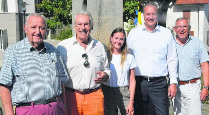 Weihnachtsstimmung trotz 30 Grad im Schatten: Bruno Koch, Pepe Lienhard, AKB-Mitarbeiterin Michelle Gregor und Manager Michael Wertli und Thomas Räber von «Räber Immo» organisieren im Dezember ein Benefizkonzert in Boswil. Bild: Celeste Blanc