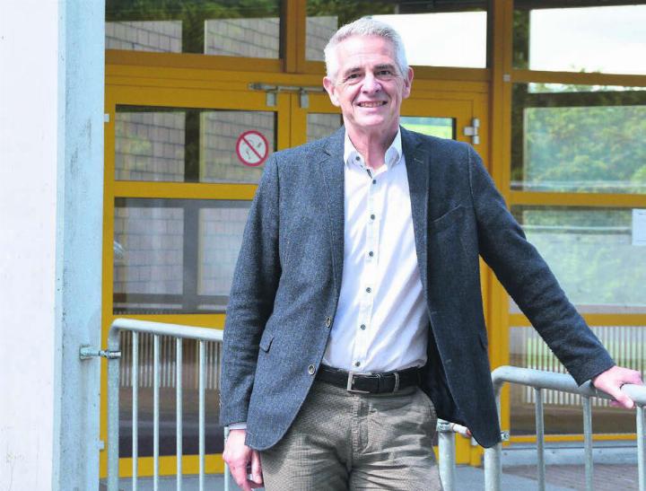 Christoph Allemann vor der Dreifachturnhalle Bachmatten. Hier wird er weiterhin oft anzutreffen sein. Bild: Annemarie Keusch