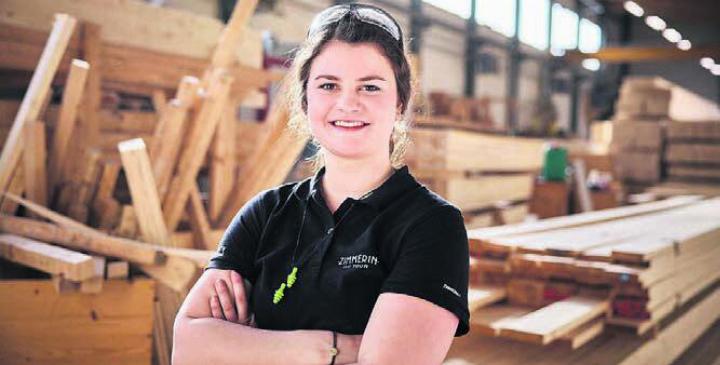 Lara Zwiefelhofer ist einige Tage für die Schäfer Holzbautechnik im Einsatz. Bild: zg