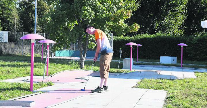 Auf Rekordjagd: Roman Ruf will die Minigolfanlage im Schüwo-Park 1000-mal bespielen. Damit würde er einen Weltrekord aufstellen. Bild: Daniel Marti