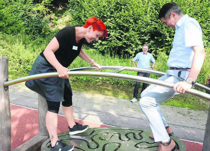 Beobachtet von Vereinspräsident Mike Lauper demonstrieren Geschäftsleiter Walter Cassina und Karin Villiger, Leitung Aktivierung und Freiwilligenkoordination, wie der Partnertanz funktioniert. Dabei muss durch geschicktes Balancieren eine Kugel eine ganze Runde zurücklegen – was gar nicht so einfach ist. Bild: Chregi Hansen