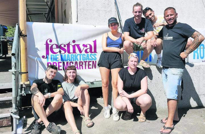 Gemeinsam im Namen des Bremgarter Musikfestivals an der Badenfahrt (von links): Patrick Fürst, Jaël Kaufmann, Aline Steiger, Ramona Maier, Jonas Schüpfer, Nico Schulthess und Juri Tirez. Vom OK fehlen: Severin Peer, Laura Zimmermann, Philippe Attiger, Pascal Egger. Bild: Marco Huwyler