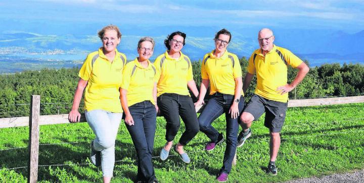 Entlang der Route des 1. Freiämter Wandertags vom Winde verweht – das OK, von links: Helen Suter, Doris Imhof, Sonja Strebel, Michèle Erne, Jens Howoldt. Bild: zg