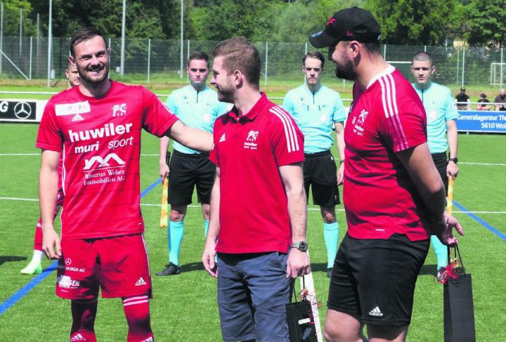 Joel Trüb (links) wird vor dem letzten Spiel der vergangenen Saison von Muri-Präsident Michael Stadelmann (Mitte) und Sportchef Yanick Hofer verabschiedet. Der FC Muri wird dem Flügelflitzer genauso fehlen wie der bisherige Marketingleiter und Stammspieler dem Verein. Bild: Archiv/jl
