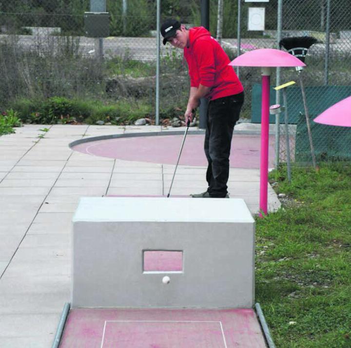 Roman Ruf auf seiner ersten Runde auf der Minigolfanlage im Schüwo-Park: Bei seinem Weltrekord peilt er 1000 Runden in sechs Monaten an. Bild: dm