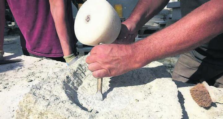 Mit Meissel und Hammer wird gearbeitet. Bild: zg