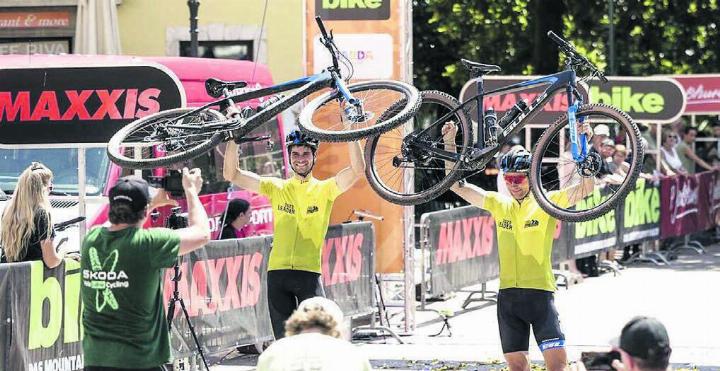 Im Ziel in Riva del Garda lassen sich Urs Huber (rechts) und Simon Schneller vom «Bulls»-Team als Gesamtsieger der Transalp feiern. Bild: zg