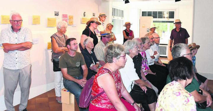 Ab ins interaktive Kino im Schweizer Strohmuseum: Nach dem offiziellen Teil der Vernissage wollten die Besucherinnen und Besucher sofort die ersten Videos bestaunen. Bilder: Daniel Marti