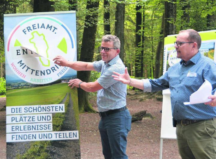 Der offizielle Moment der Enthüllung: Rainer Heggli (links) und Andreas Gnädinger von der Wirtschaftskommission der Repla.