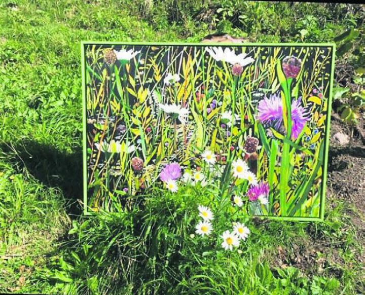 Sonja Hess erstellt unter anderem feinste Bilder auf Seide. Bild: zg