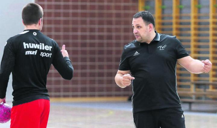 Mimmo Di Simone gibt den Takt vor. Der 48-Jährige ist seit zwei Jahren Cheftrainer des Murianer 1.-Liga-Teams. Bild: jg/Archiv