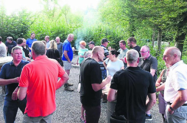 Zahlreiche Gewerbler sind in den Oberlunkhofer Wald gekommen, um einen gemeinsamen Abend zu verbringen. Bilder: Susanne Schild