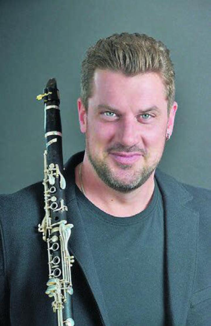 Schulleiter Markus Beeler lebt für und mit der Musik. Bild: zg