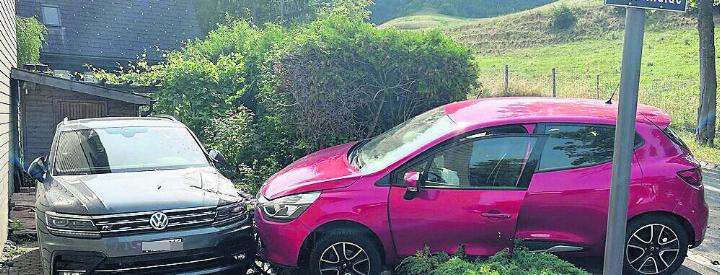 Das Auto prallte in ein parkiertes Fahrzeug. Bild: pz
