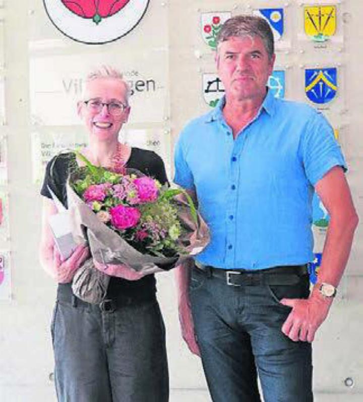 Ammann Ueli Lütolf überreicht Dana Cēle ein Geschenk. Bild: gk