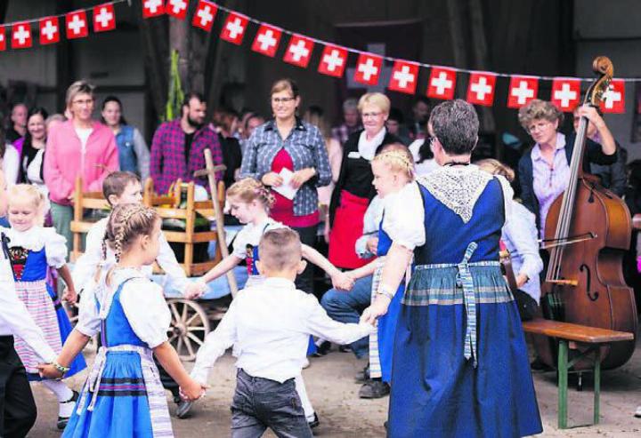 Neben dem vielfältigen Buffet überzeugte am Buurebrunch auch die Stimmung – wie hier mit der Kindertrachtentanzgruppe Mühlau. Bild: zg