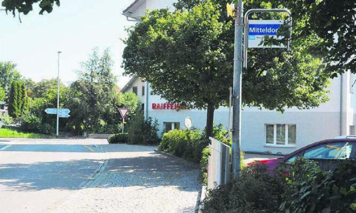 Zehn Wochen dauern die Umbauarbeiten an der Busstelle «Mitteldorf». Bild: cbl