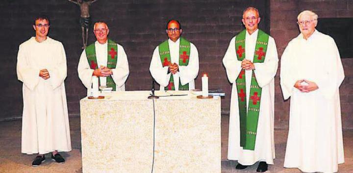 Zelebranten und Ministranten in der Krypta des Klosters Ingenbohl. Von links: David Meier, Robert Baumgartner, Julius Dsouza, Urs Elsener, Paul Beuchat. Bild: zg