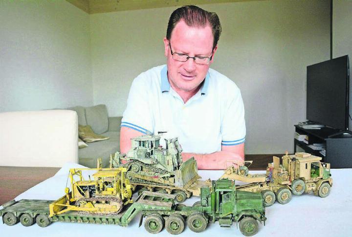 Michael Morf widmet sich hauptsächlich Modellen von Militärfahrzeugen. Er hat aber auch eine grosse Palette an Schiffen und Flugzeugen. Grossen Wert legt er auf die Verwitterung der Modelle. Bild: Chregi Hansen