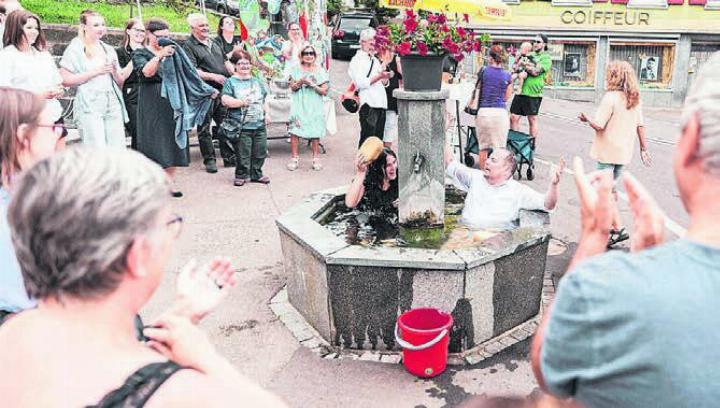 Damit hat niemand gerechnet: Zum Gaudi aller landet der Chef Andreas Gnädinger zusammen mit seiner Lehrtochter Gianna Florida im Brunnen. Bild: zg