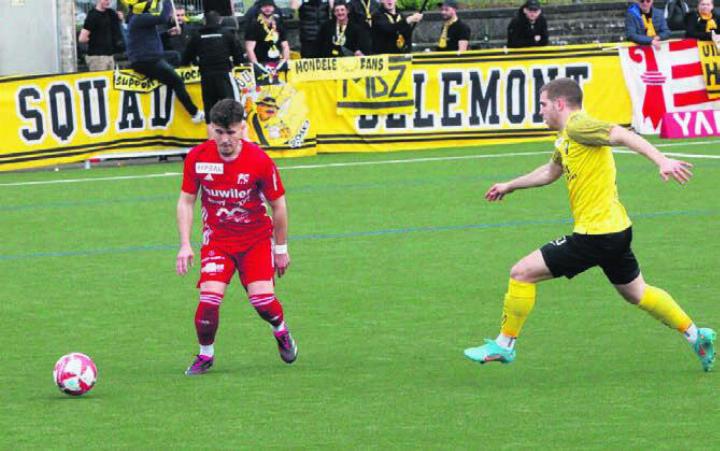 Laze Stojkovski (links) in der Rückrunde der Vorsaison gegen Delémont. Der Aussenverteidiger musste gleich mit zwei Vereinen gegen den Abstieg kämpfen. Bild: Archiv/jl