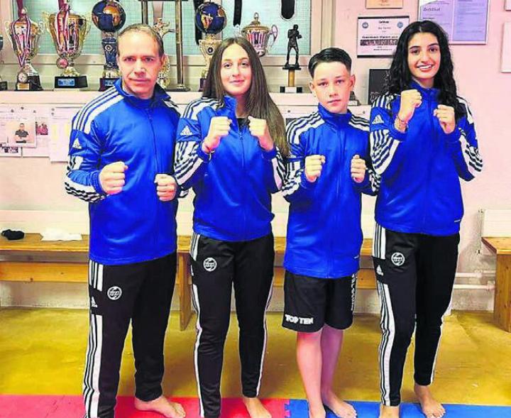 Kickboxing-Wohlen-Leiter Rocco Cipriano (links) mit den EM-Teilnehmern seines Vereins (von Links): Alessia Ciaco, Jan Enzl, Sanem Oruclar. Es fehlt: Pascal Strebel. Bild: zg