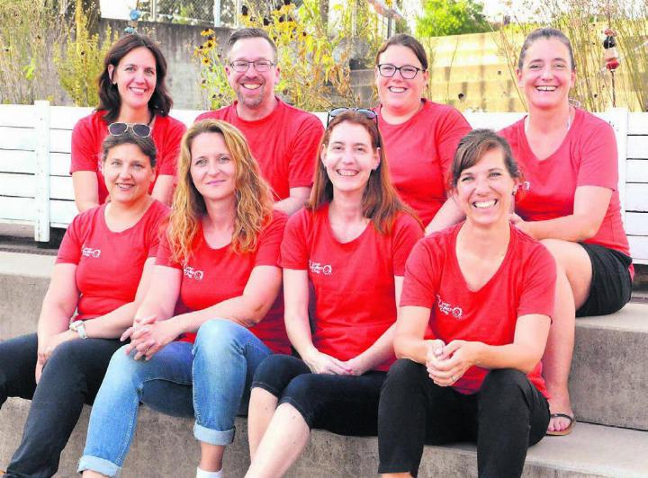 Mit der Jubiläumsfeier wollen sie den Familien danke sagen: Nadja Ronner, Christian Handler, Steffi Reichmuth, Barbara Patera (oben, von links), Marlen Fandrey, Dora Zimmermann, Denise Keller und Barbara Stolwijk. Bild: Celeste Blanc