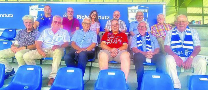 Ein Gruppenbild auf der Tribüne des FC Wohlen. Hintere Reihe von links: Mike von Wyl, Präsident FC Wohlen, Koni Gfeller, Ariane Gregor, Andrea Duschén, Harold Külling, Fritz Isler. Vordere Reihe von links: Arthur Fischer, Meinrad Meyer, Robert Steffen, Marc Läuffer (aktueller Vizepräsident), Peter Isler, Hans Hübscher. Bilder: zg
