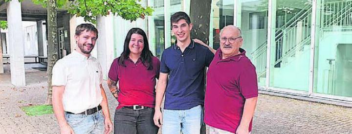 Gemeinderat Kurt Niederhauser, Gemeinderätin Dominique Hoffmann, Jungbürger Raphael Wipf und Gemeindeammann Peter Keusch (von links). Bild: zg