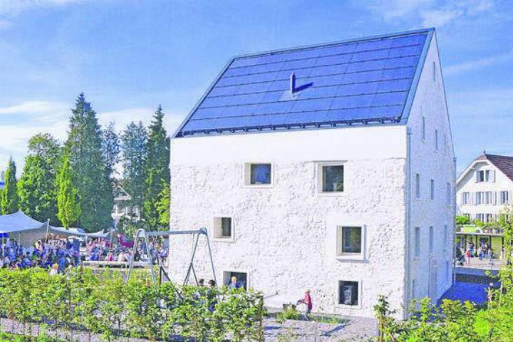 Das Schlössli mit seinem PV-Steildach hat es ins Heft des Bayerischen Landesvereins für Heimatpflege geschafft. Bild: pd