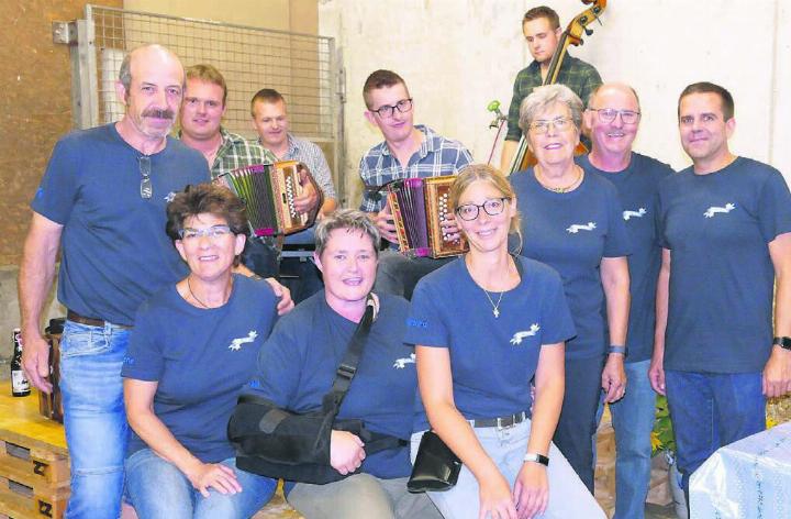 Nebst den vier Musikanten der Ländler Schuler, Rothenthurm, freut sich das erfolgreiche OK (von links): Stefan und Irene Moser (Eigentümer Festareal Schreinerei Moser, Irene Moser gehört zum OK), Silvia Räber, Barbara Rey, Ursi Häusermann, Röbi Moser und Reto Brun. Bilder: tre