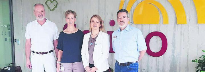 Sie sind von der neuen Lösung überzeugt, von links: Karl Ernst von Hirschhausen, bisheriger Hausarzt Solino Boswil, Pflegeexpertin Andrea Käppeli, Janet Weber, Leitende Ärztin Medizin Spital Muri und Leiterin Ambulatorium Löwen, und Ralph Huggel, Heimleitung Solino Boswil. Bild: zg