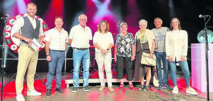 Die Glücksrad-Gewinner vom Freitagabend beim Gruppenbild. Bild: zg