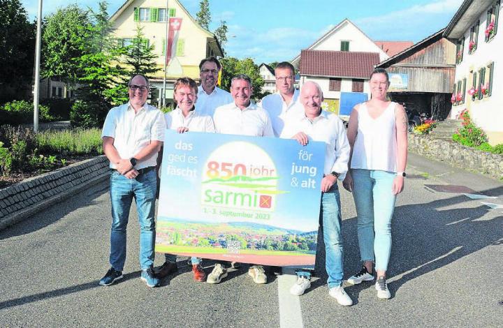 Für das Foto wurde die Marktstrasse schon mal kurzzeitig besetzt, an der Jubiläumsfeier ist sie dann gleich drei Tage lang gesperrt. Das OK (von links): Mathias Gyger, Balz Saxer, Christoph Strahm, Daniel (Käru) Köchli, Tobias Kaufmann, Mäni Baur und Nadine Baur. Es fehlt Esther Sorg. Bild: Chregi Hansen