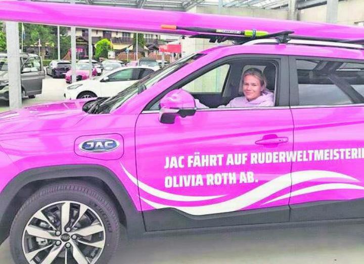 Schlüsselübergabe: Olivia Roth.