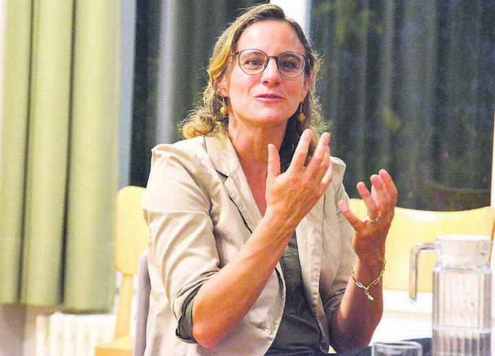 Neugierde, Wissensdurst und der persönliche Glaube brachten Regula Blindenbacher dazu, nach dem Wirtschaftsstudium noch Theologie zu studieren. Bild: Celeste Blanc