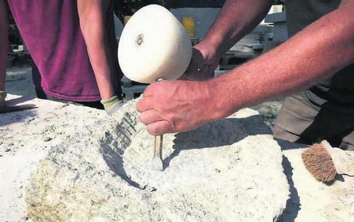Ein Vogelbad aus Dottiker Muschelkalk ist eine Zierde für jeden Garten. Bild: zg